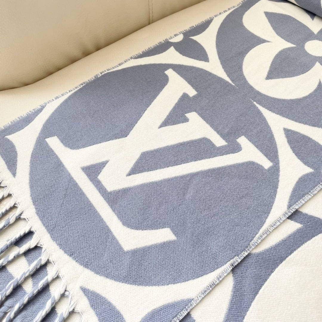 今年热度最高的嫩粉拼白围巾本款LVEssential围巾聚焦大元素，以Monogram图案和路易威登标识