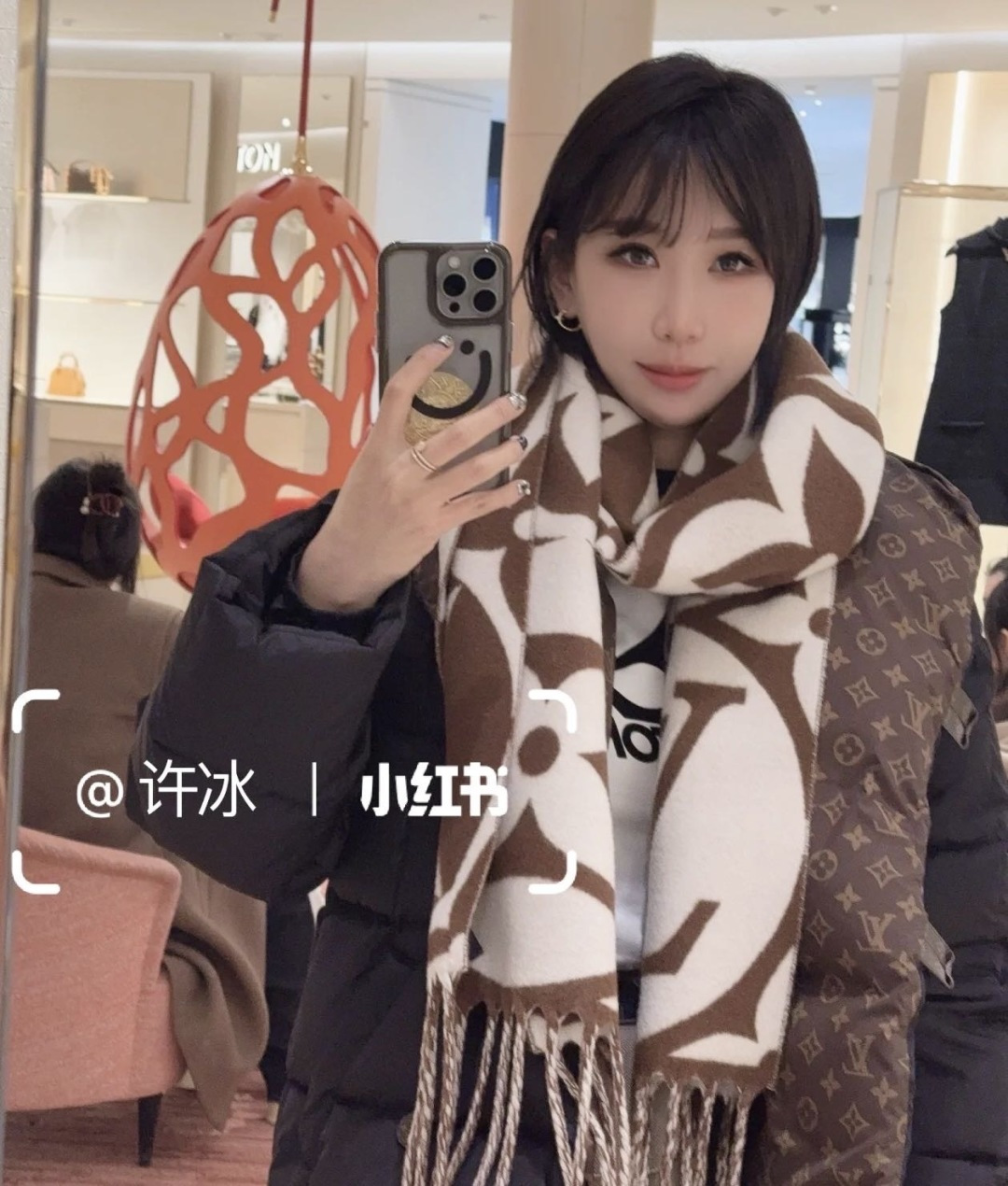 今年热度最高的嫩粉拼白围巾本款LVEssential围巾聚焦大元素，以Monogram图案和路易威登标识