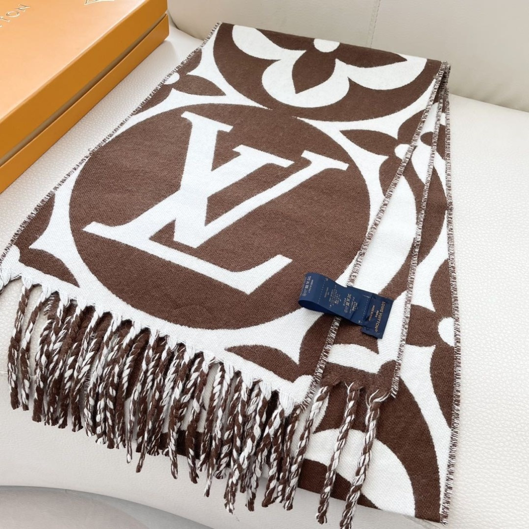 今年热度最高的嫩粉拼白围巾本款LVEssential围巾聚焦大元素，以Monogram图案和路易威登标识