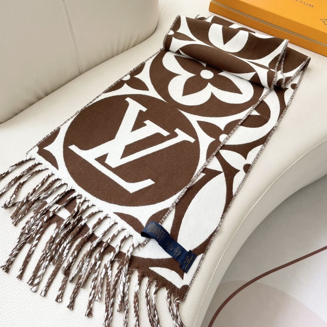 今年热度最高的嫩粉拼白围巾本款LVEssential围巾聚焦大元素，以Monogram图案和路易威登标识