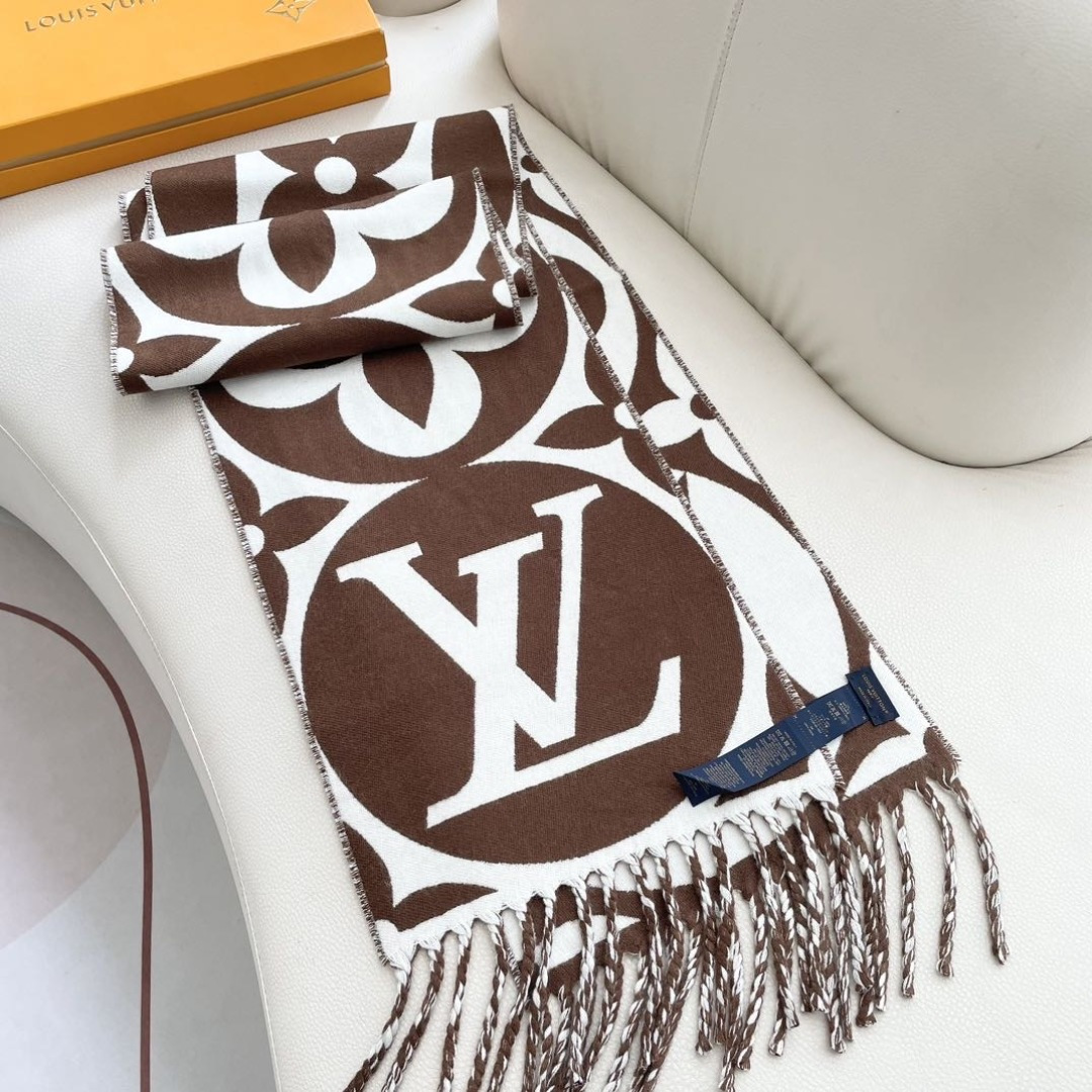 今年热度最高的嫩粉拼白围巾本款LVEssential围巾聚焦大元素，以Monogram图案和路易威登标识