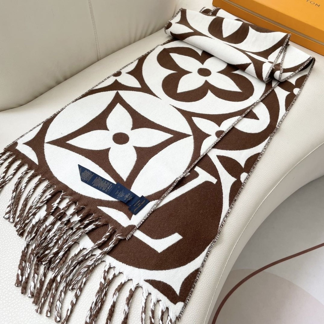 今年热度最高的嫩粉拼白围巾本款LVEssential围巾聚焦大元素，以Monogram图案和路易威登标识