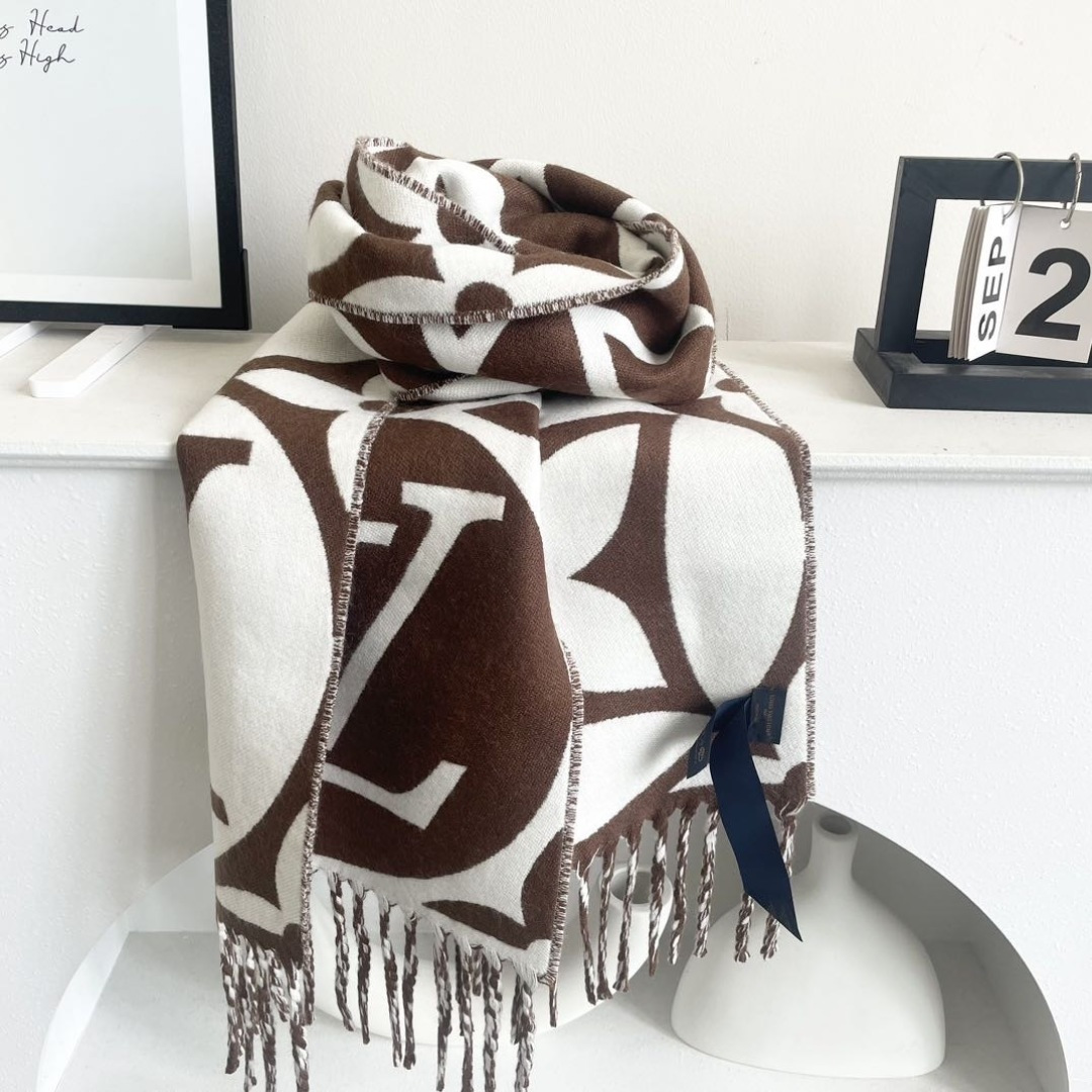 今年热度最高的嫩粉拼白围巾本款LVEssential围巾聚焦大元素，以Monogram图案和路易威登标识