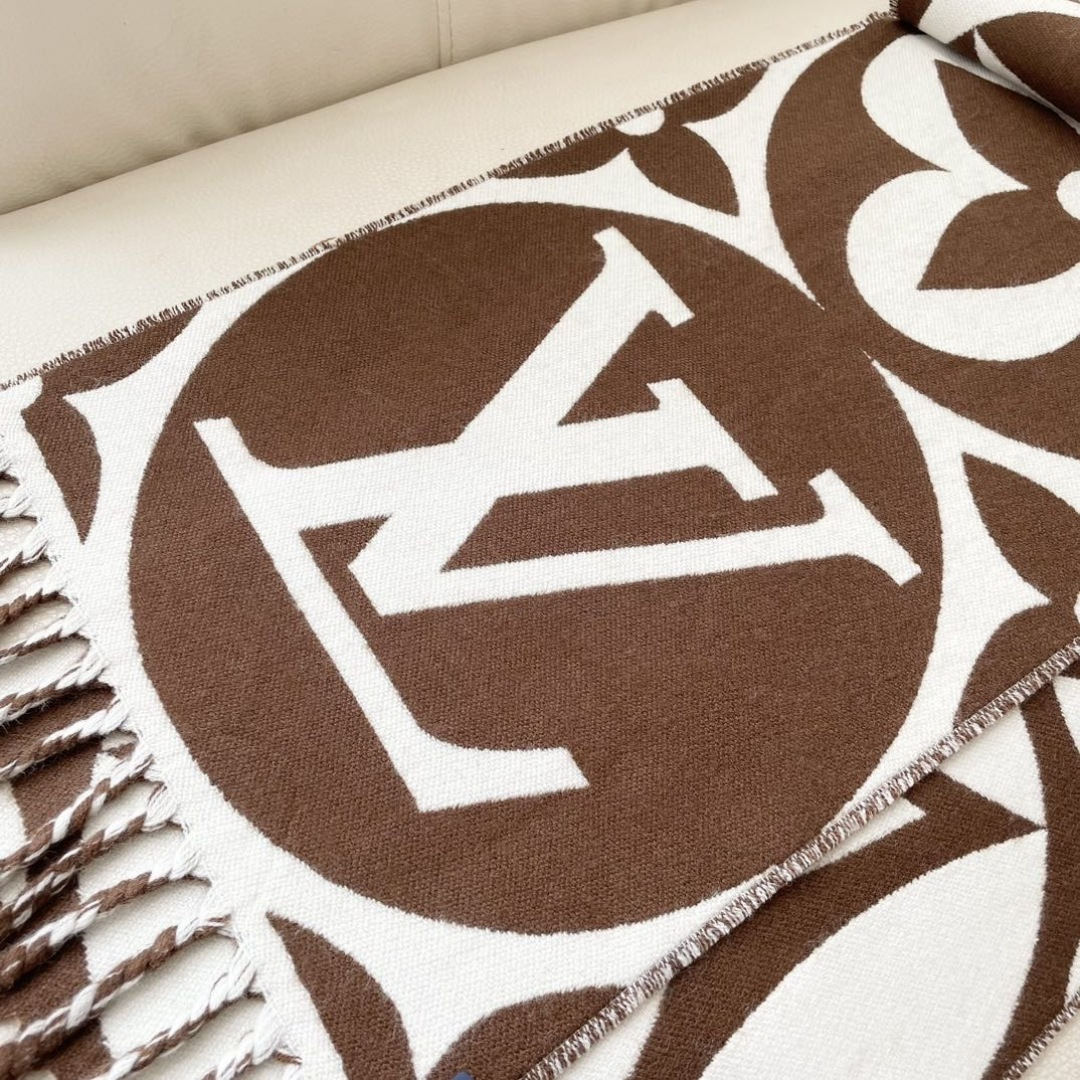 今年热度最高的嫩粉拼白围巾本款LVEssential围巾聚焦大元素，以Monogram图案和路易威登标识