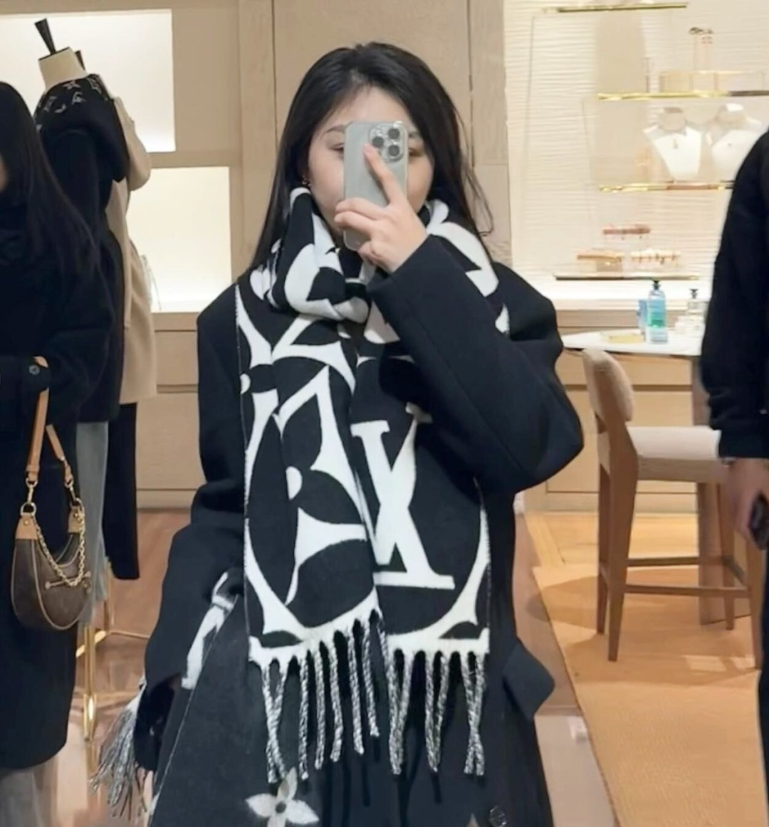 今年热度最高的嫩粉拼白围巾本款LVEssential围巾聚焦大元素，以Monogram图案和路易威登标识