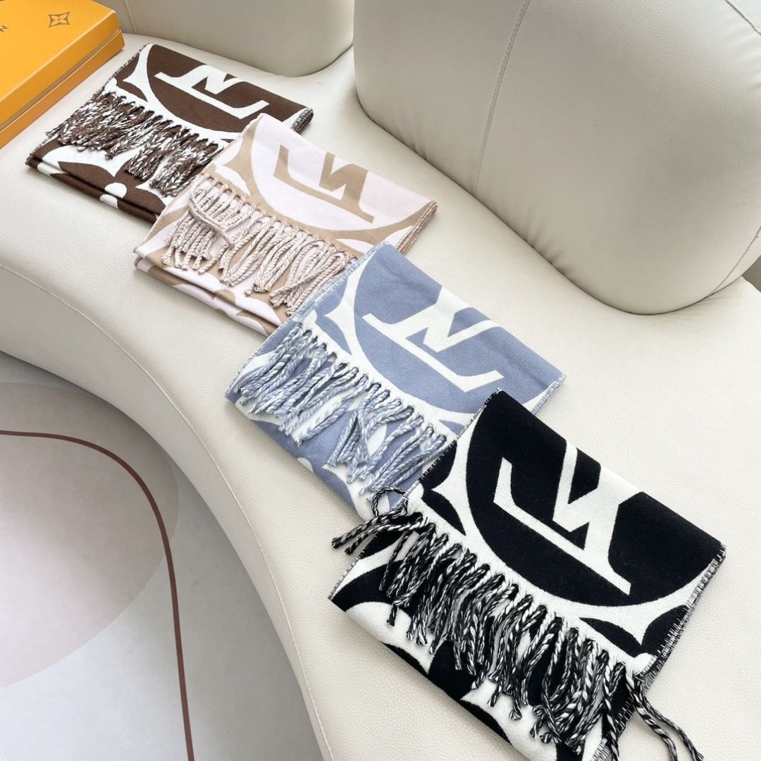 今年热度最高的嫩粉拼白围巾本款LVEssential围巾聚焦大元素，以Monogram图案和路易威登标识