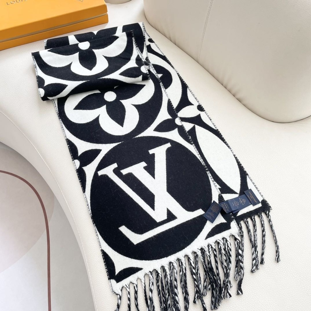 今年热度最高的嫩粉拼白围巾本款LVEssential围巾聚焦大元素，以Monogram图案和路易威登标识