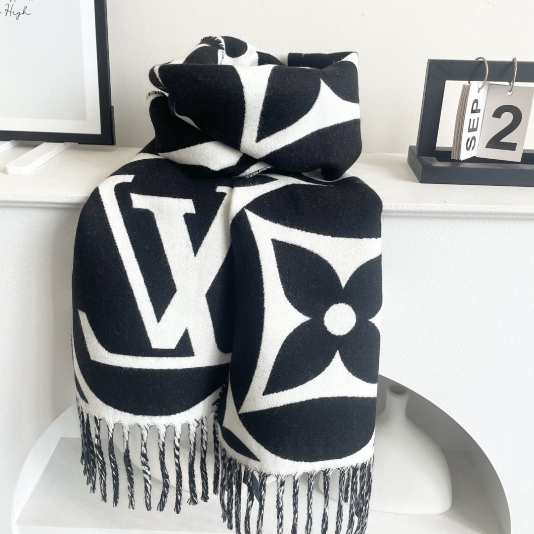 今年热度最高的嫩粉拼白围巾本款LVEssential围巾聚焦大元素，以Monogram图案和路易威登标识