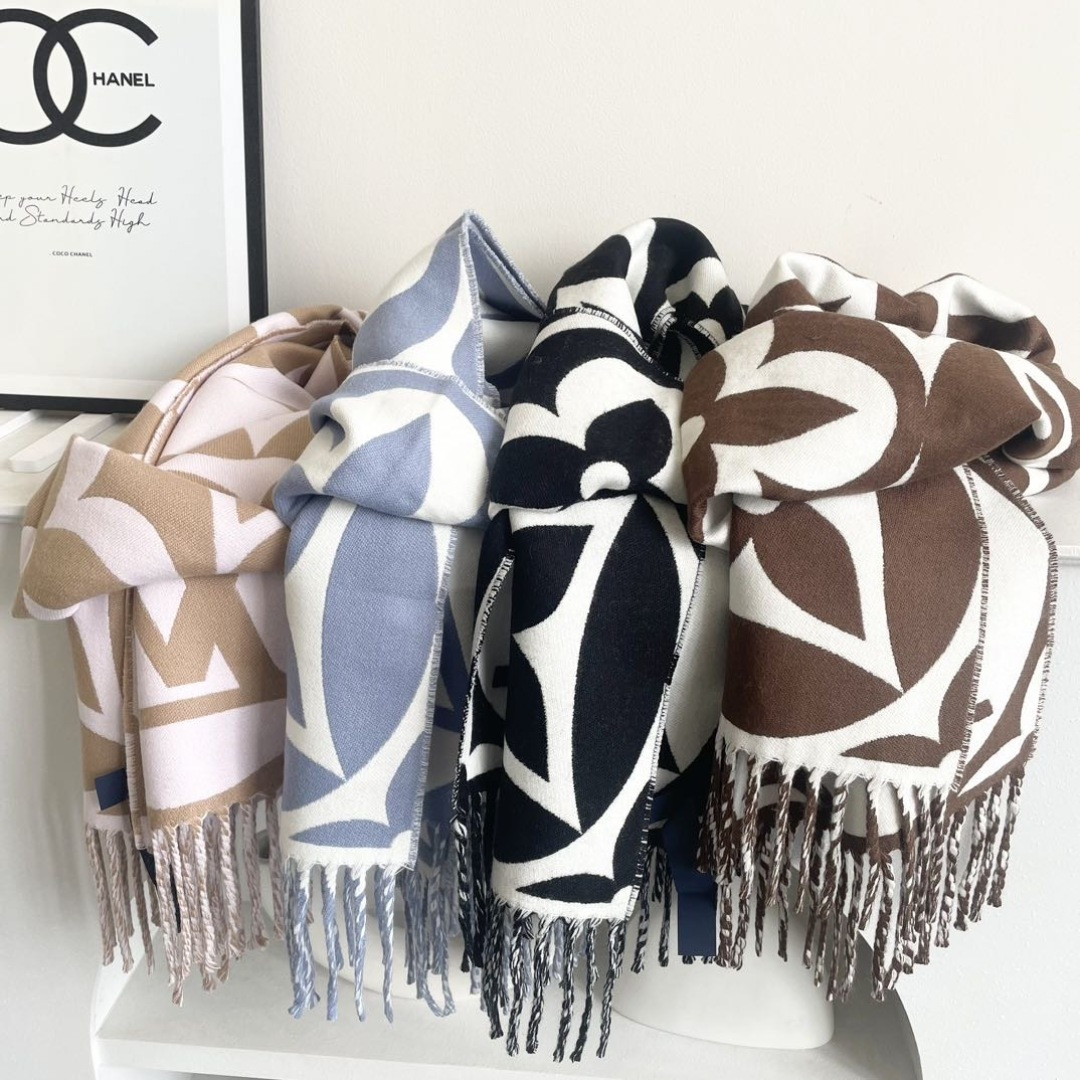 今年热度最高的嫩粉拼白围巾本款LVEssential围巾聚焦大元素，以Monogram图案和路易威登标识