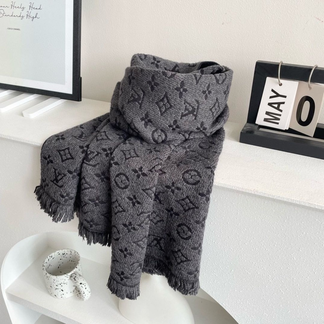 上新！Lv✨超级中意非常稳👍这款LV男士围巾，款式很有男性魅力，是男款里非常Classical的设计，经