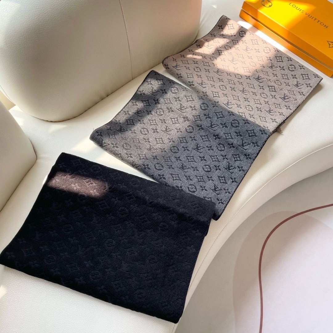 上新！Lv✨超级中意非常稳👍这款LV男士围巾，款式很有男性魅力，是男款里非常Classical的设计，经