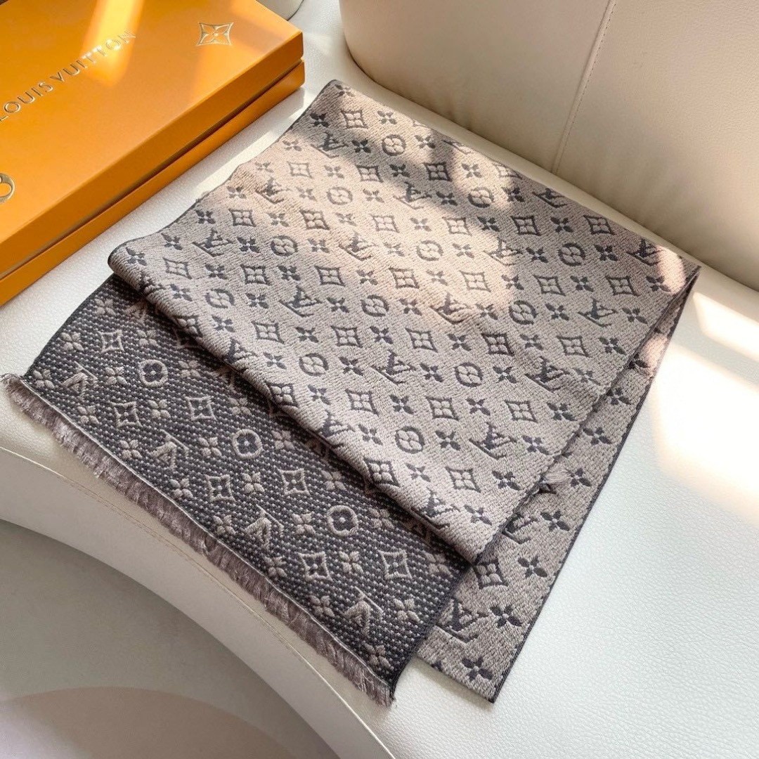 上新！Lv✨超级中意非常稳👍这款LV男士围巾，款式很有男性魅力，是男款里非常Classical的设计，经