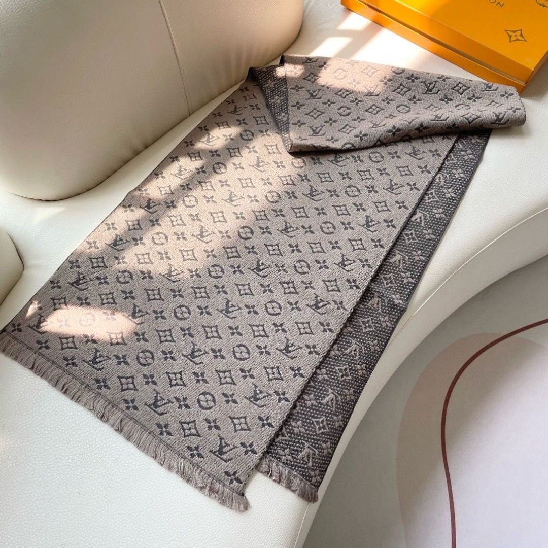 上新！Lv✨超级中意非常稳👍这款LV男士围巾，款式很有男性魅力，是男款里非常Classical的设计，经