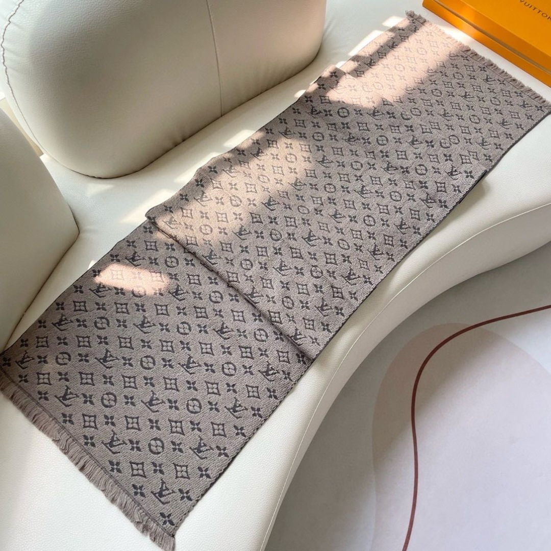 上新！Lv✨超级中意非常稳👍这款LV男士围巾，款式很有男性魅力，是男款里非常Classical的设计，经