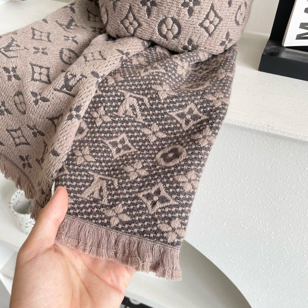 上新！Lv✨超级中意非常稳👍这款LV男士围巾，款式很有男性魅力，是男款里非常Classical的设计，经