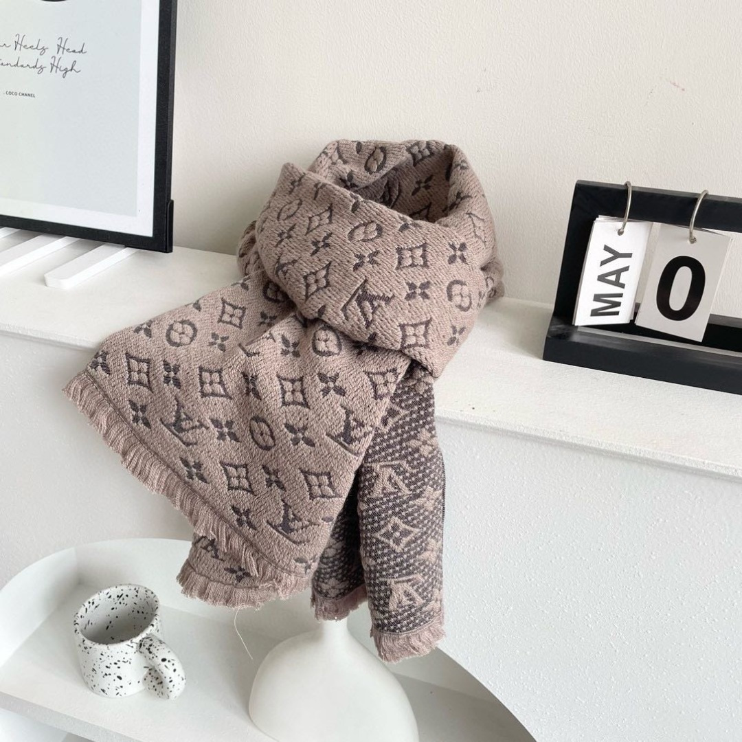 上新！Lv✨超级中意非常稳👍这款LV男士围巾，款式很有男性魅力，是男款里非常Classical的设计，经