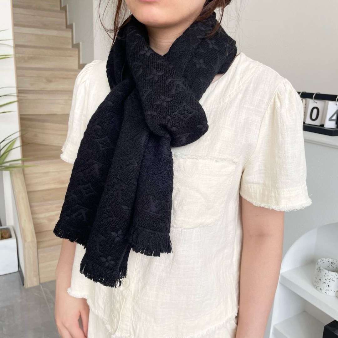 NO:663200,New!  LV is super popular and very stable. This LV men's scarf has a very masculine style. It is a very Classic design among men's models. The classic large-area fabric is made of cashmere supplied by customers. It is super soft and waxy, and the delicate softness is very good. The upper body effect is invincible, beautiful and simple, and a super good-looking color matching for any boy.  Everyone will like this style. It is very delicately decorated with old flowers and has a texture that is not ostentatious. It is a bonus for everyone to have a few extra items at the end of the purchase. The cashmere size is 40*180cm, which is very suitable for formal wear or casual wear. It can be folded in half and hung or wrapped in a circle. It is stylish for a gentleman. It has warm demeanor. High version scarf, high version scarf, louis  vuitton19860909上新！Lv超级中意非常稳这款LV男士围巾,款式很有男性魅力,是男款里非常Classical的设计,经典大方面料采用的是客供的羊绒,超级无敌软糯糯,细腻柔软度都非常的好,上身效果无敌好看大气简约,超级好看的男神配色,任何男生都会喜欢的款吧,老花非常精致的点缀,有质感不张扬~尾单余一丢丢福利大家~羊绒,规格40*180cm搭配正装或者搭配休闲装都很合适~对折挂围或者绕圈围都完全可以,绅士有型~有温度的风度高版本围巾,高版本围巾,louis vuitton,scarf