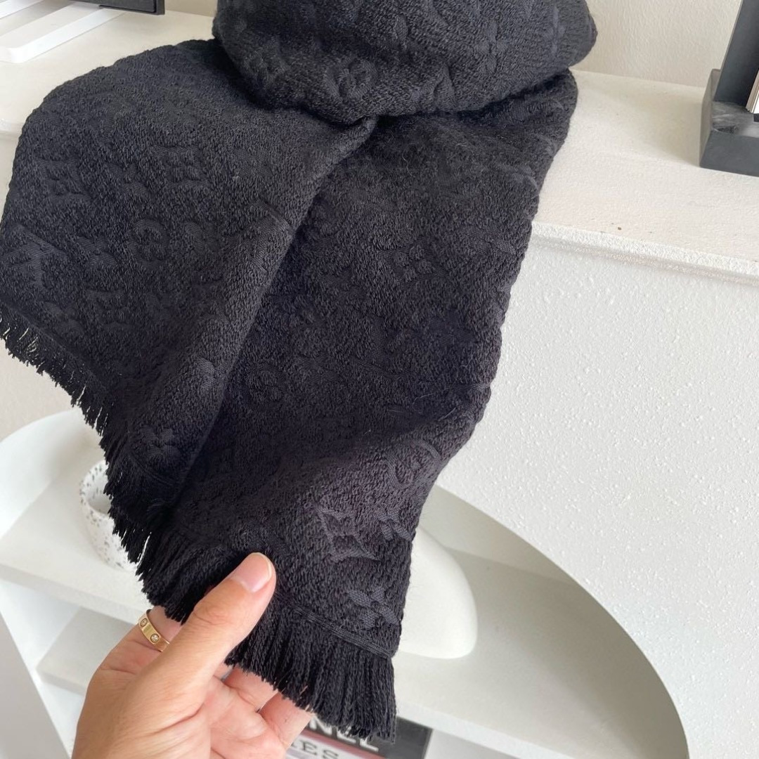 上新！Lv✨超级中意非常稳👍这款LV男士围巾，款式很有男性魅力，是男款里非常Classical的设计，经