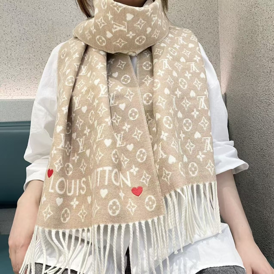 新款来了 官网同步新款 原单此款 Studdy Reykjavik 围巾融入了摇滚元素，为寒冷冬日带来摇