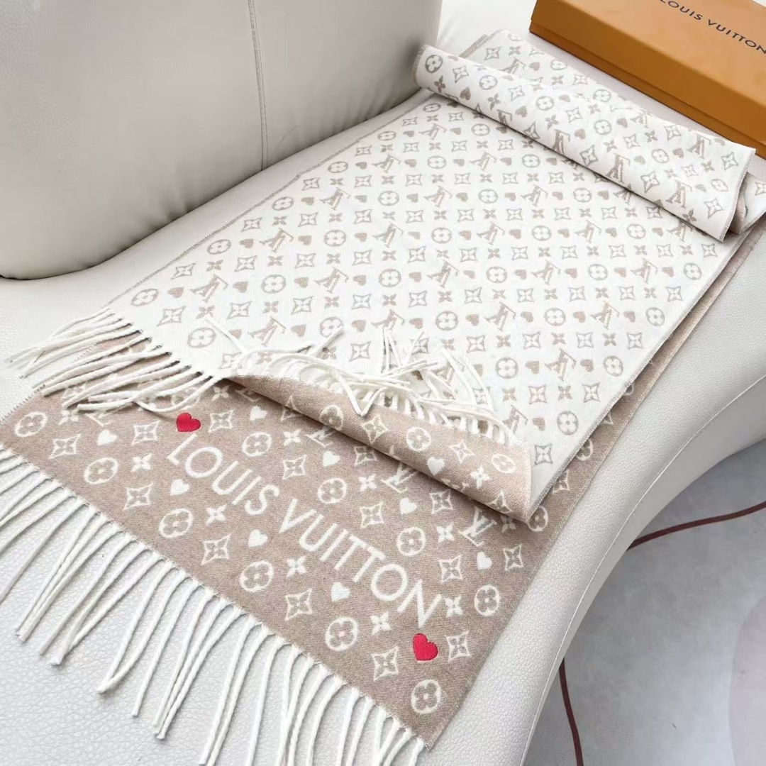 新款来了 官网同步新款 原单此款 Studdy Reykjavik 围巾融入了摇滚元素，为寒冷冬日带来摇