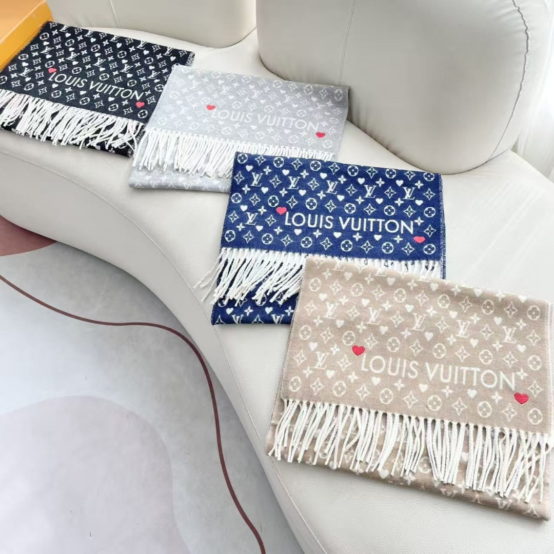 新款来了 官网同步新款 原单此款 Studdy Reykjavik 围巾融入了摇滚元素，为寒冷冬日带来摇