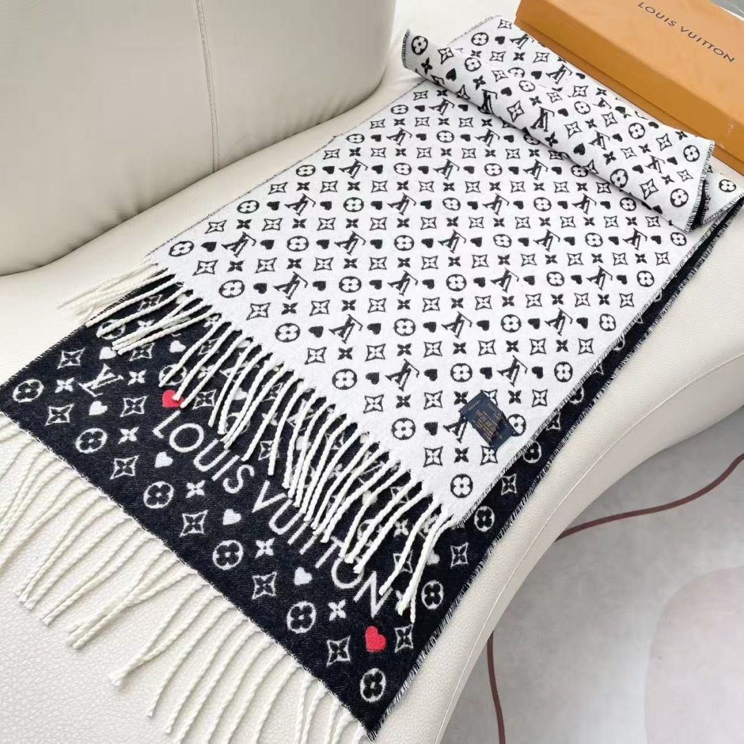 新款来了 官网同步新款 原单此款 Studdy Reykjavik 围巾融入了摇滚元素，为寒冷冬日带来摇