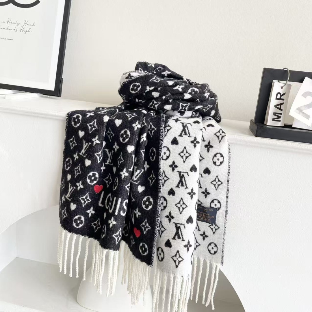 新款来了 官网同步新款 原单此款 Studdy Reykjavik 围巾融入了摇滚元素，为寒冷冬日带来摇