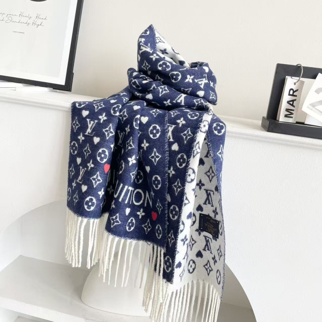 新款来了 官网同步新款 原单此款 Studdy Reykjavik 围巾融入了摇滚元素，为寒冷冬日带来摇