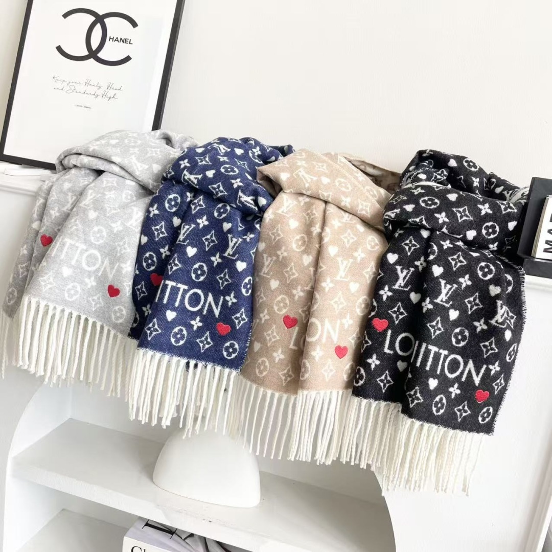 新款来了 官网同步新款 原单此款 Studdy Reykjavik 围巾融入了摇滚元素，为寒冷冬日带来摇