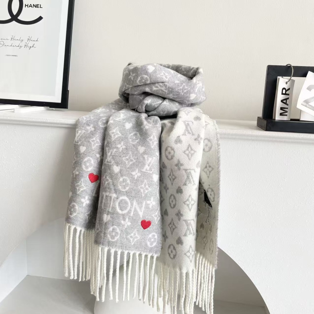 新款来了 官网同步新款 原单此款 Studdy Reykjavik 围巾融入了摇滚元素，为寒冷冬日带来摇