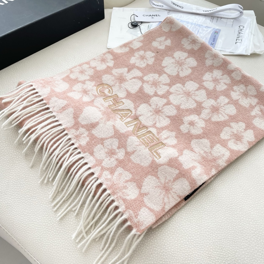 香奈儿新款出来炸街啦黑色系色调真的无敌经典了。不是俗气的漂白。就本色调，带点米的高级配色。～百分百纯山羊