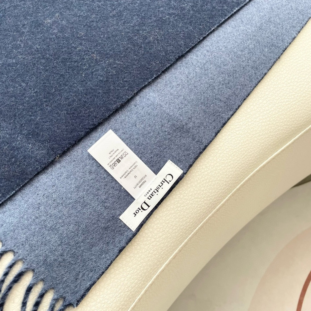 迪奥（Dior）明星同款dd围巾。经典款永远不会过时，而且超百搭。超级好看！！果断自留！精致散须 率真不