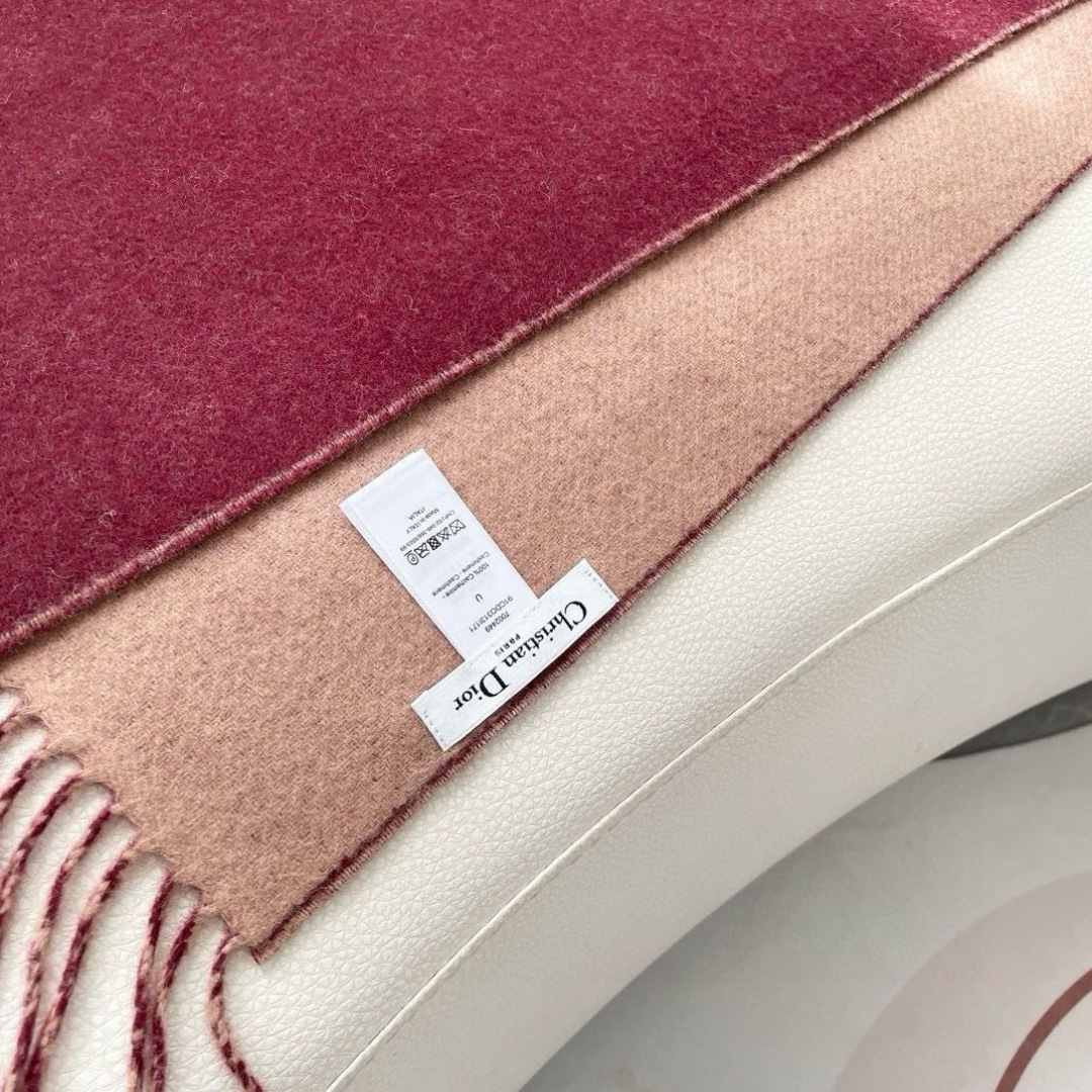 迪奥（Dior）明星同款dd围巾。经典款永远不会过时，而且超百搭。超级好看！！果断自留！精致散须 率真不