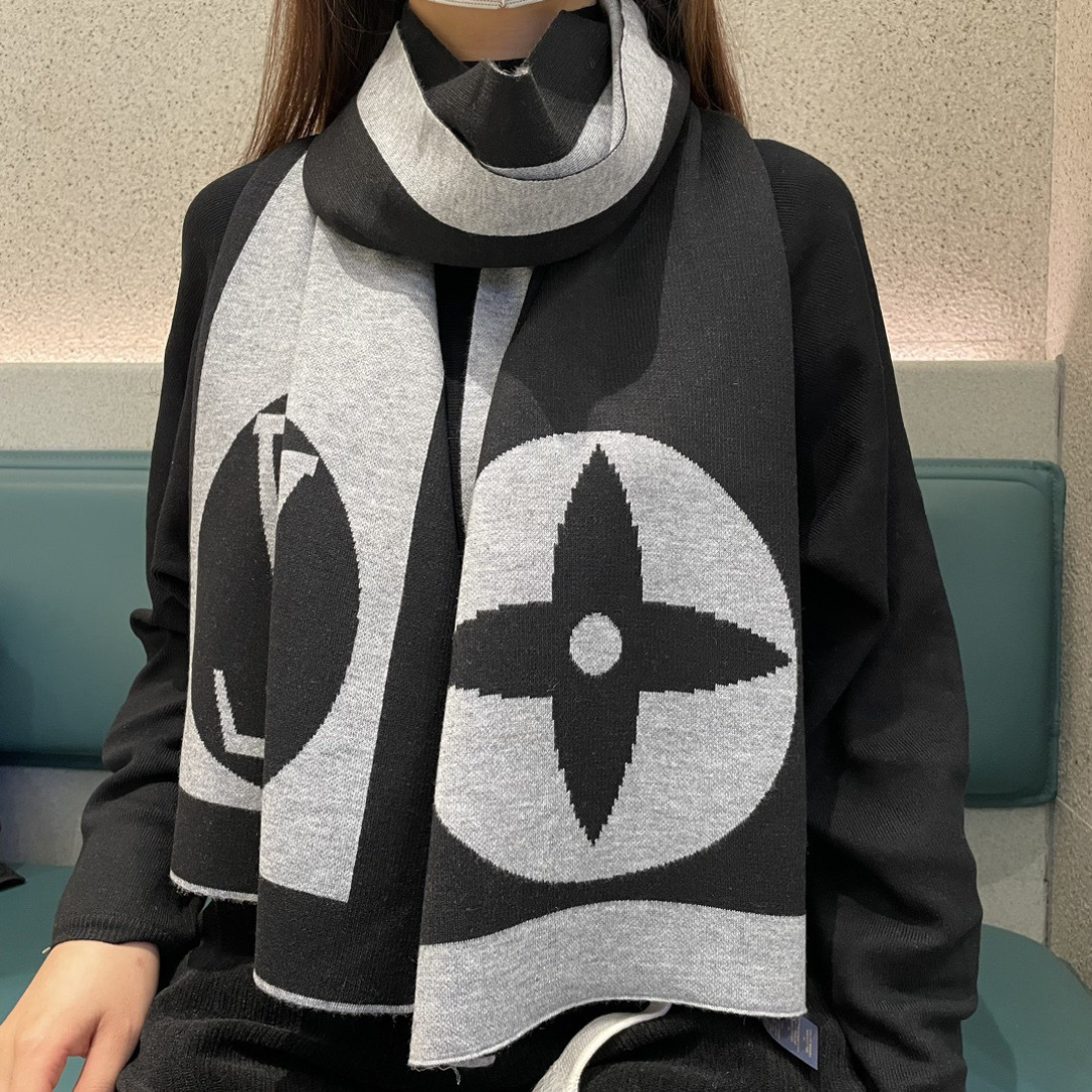 爆款上新 情侣款👍👍LV 独家牛货🐂 奢华尽在尺寸之间，高端品质‼️具有超高羊绒品质才会被此品牌青睐‼️