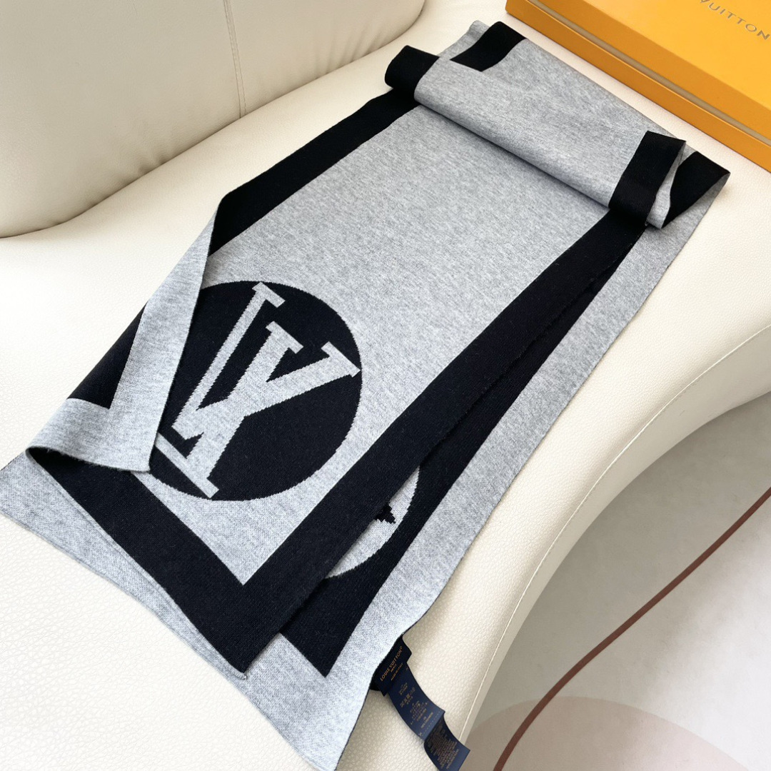 爆款上新 情侣款👍👍LV 独家牛货🐂 奢华尽在尺寸之间，高端品质‼️具有超高羊绒品质才会被此品牌青睐‼️