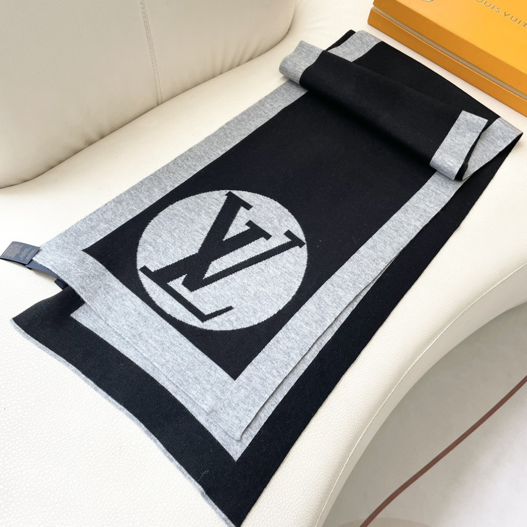 爆款上新 情侣款👍👍LV 独家牛货🐂 奢华尽在尺寸之间，高端品质‼️具有超高羊绒品质才会被此品牌青睐‼️