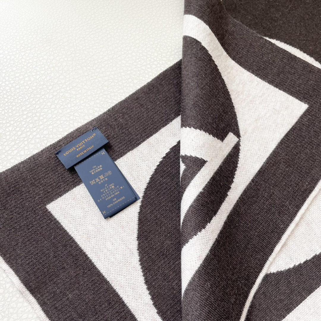 爆款上新 情侣款👍👍LV 独家牛货🐂 奢华尽在尺寸之间，高端品质‼️具有超高羊绒品质才会被此品牌青睐‼️