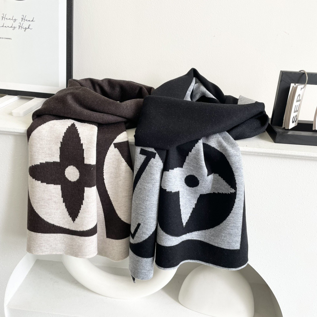 爆款上新 情侣款👍👍LV 独家牛货🐂 奢华尽在尺寸之间，高端品质‼️具有超高羊绒品质才会被此品牌青睐‼️