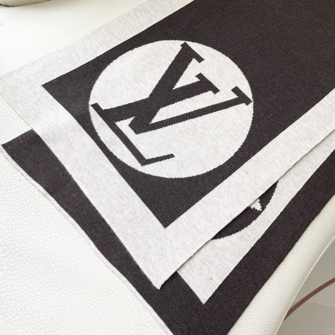 爆款上新 情侣款👍👍LV 独家牛货🐂 奢华尽在尺寸之间，高端品质‼️具有超高羊绒品质才会被此品牌青睐‼️