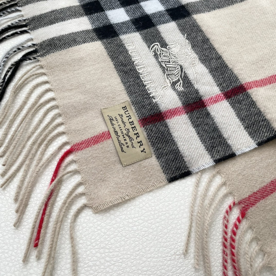 王牌口碑burberry深度水波纹经典羊绒格子围巾‼专柜最新品相，目前专柜都换上了新标👍经典中的经典.全