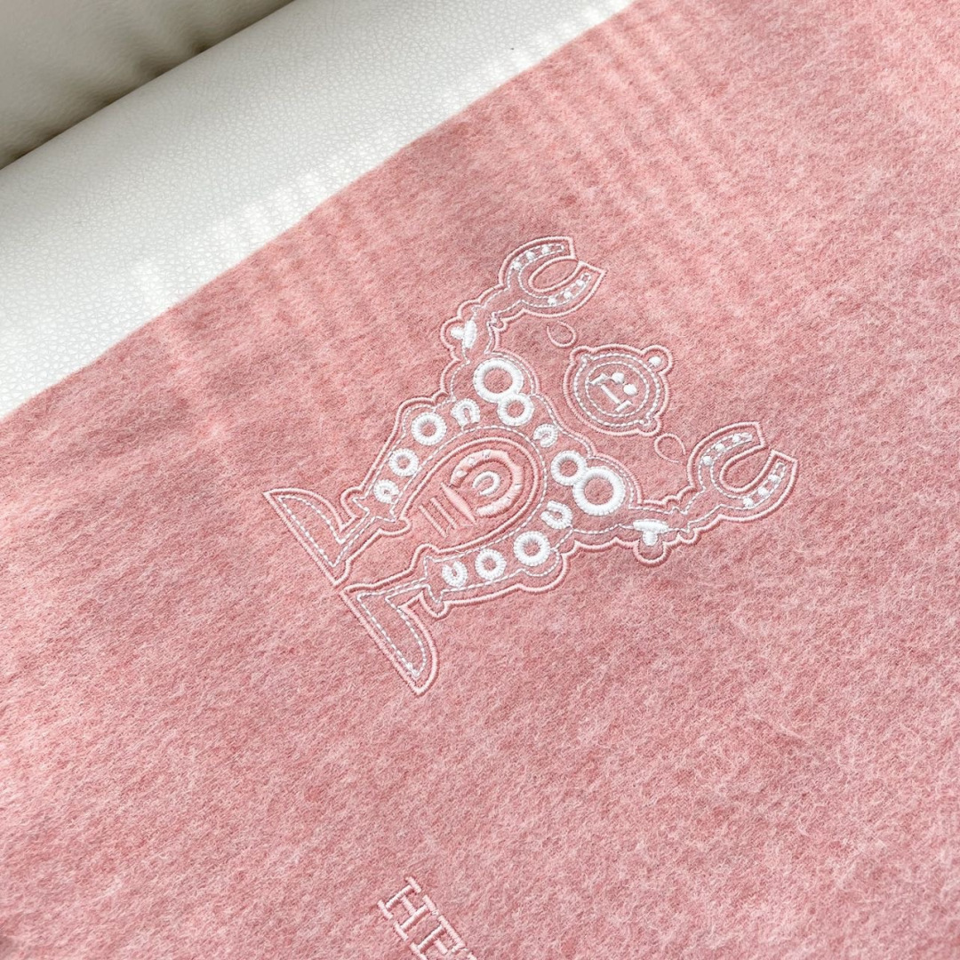 上新2025爱马仕男女款围巾且买且珍惜😍~都是出口订单所以比较难遇❤️东西讲究少而精😍好看的一定要收😎这