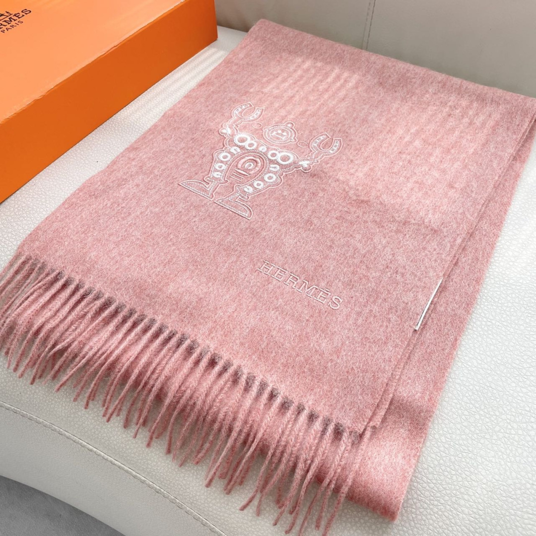 上新2025爱马仕男女款围巾且买且珍惜😍~都是出口订单所以比较难遇❤️东西讲究少而精😍好看的一定要收😎这