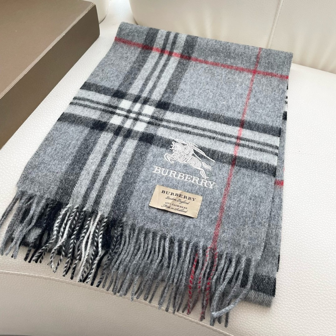 王牌口碑burberry深度水波纹经典羊绒格子围巾‼专柜最新品相，目前专柜都换上了新标👍经典中的经典.全