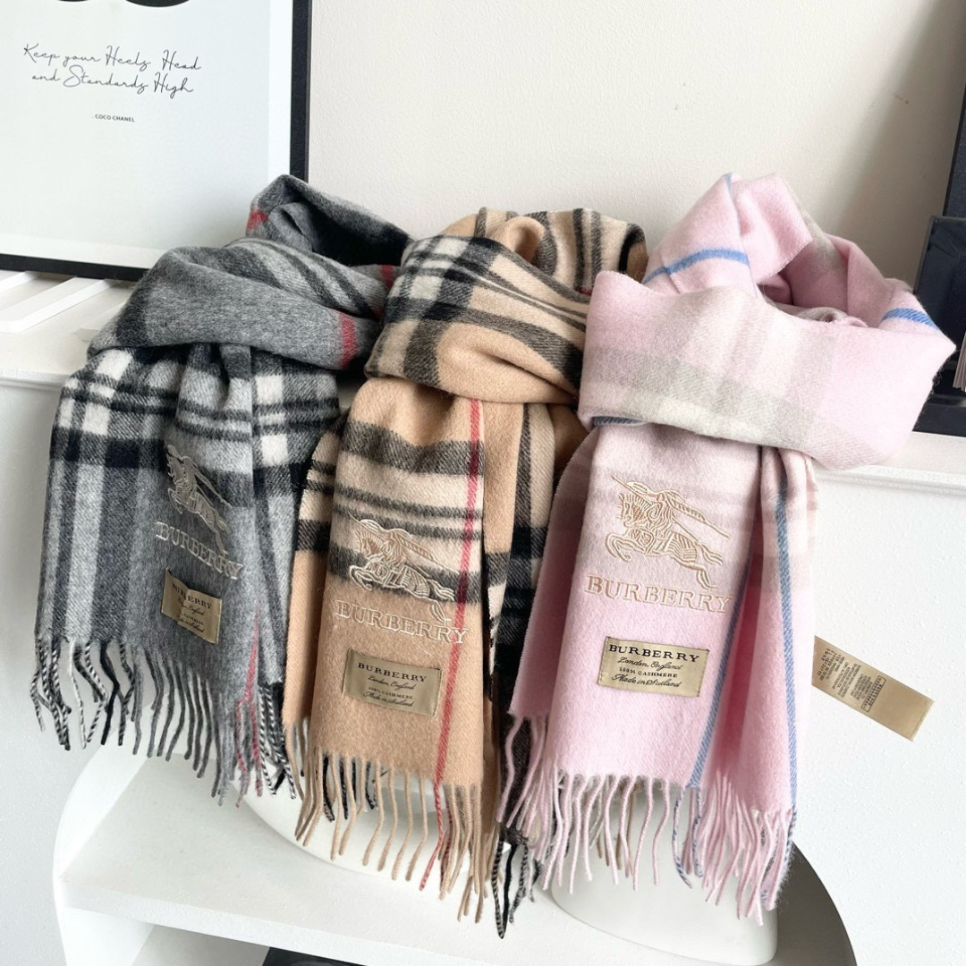 王牌口碑burberry深度水波纹经典羊绒格子围巾‼专柜最新品相，目前专柜都换上了新标👍经典中的经典.全