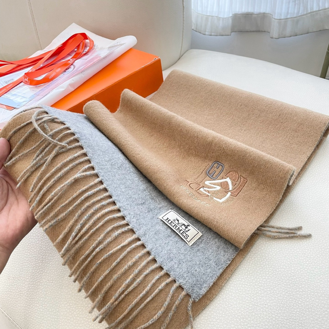 上新2025爱马仕双面男女款围巾且买且珍惜😍~都是出口订单所以比较难遇❤️东西讲究少而精😍好看的一定要收