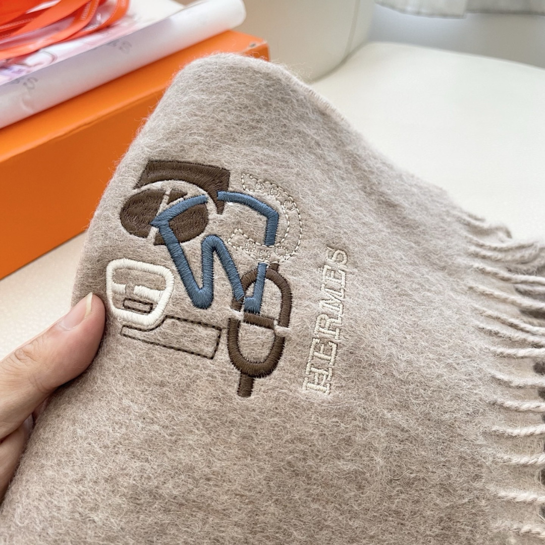 上新2025爱马仕双面男女款围巾且买且珍惜😍~都是出口订单所以比较难遇❤️东西讲究少而精😍好看的一定要收