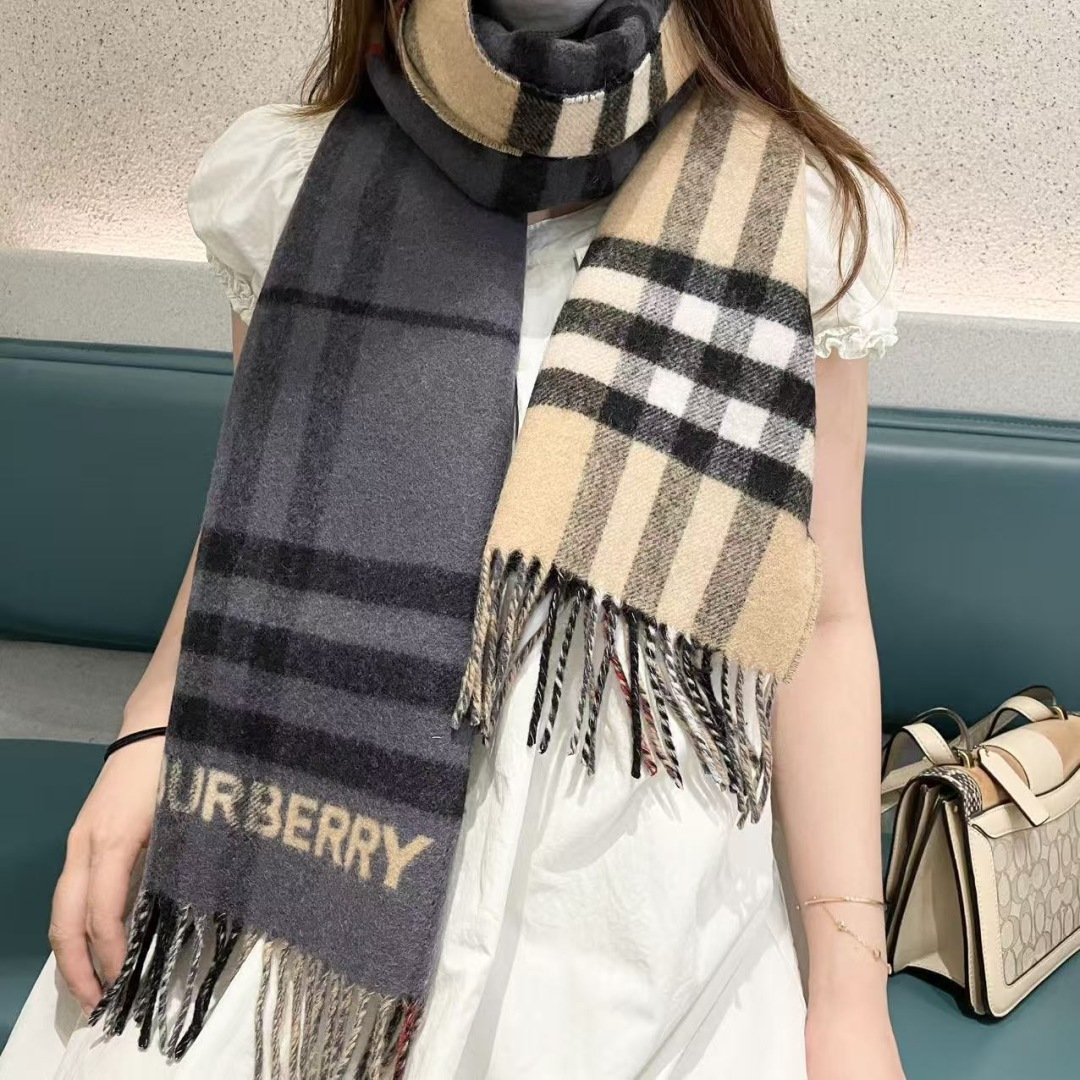Burberry 匠心巨作。· 经典大格双面提花羊绒围巾👍完全等于2条围巾‼️品牌首席创意总监Ricca