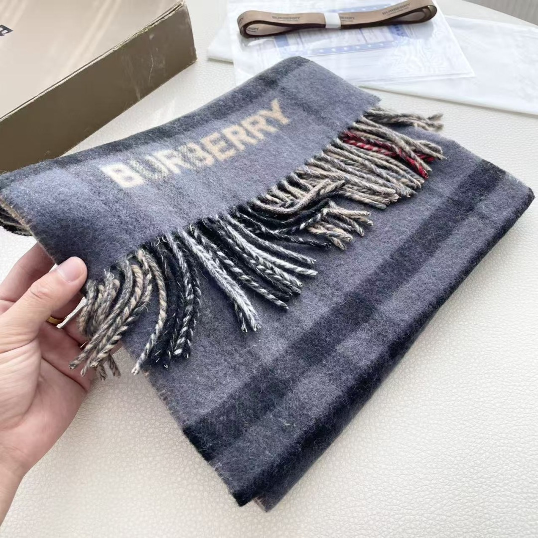 Burberry 匠心巨作。· 经典大格双面提花羊绒围巾👍完全等于2条围巾‼️品牌首席创意总监Ricca