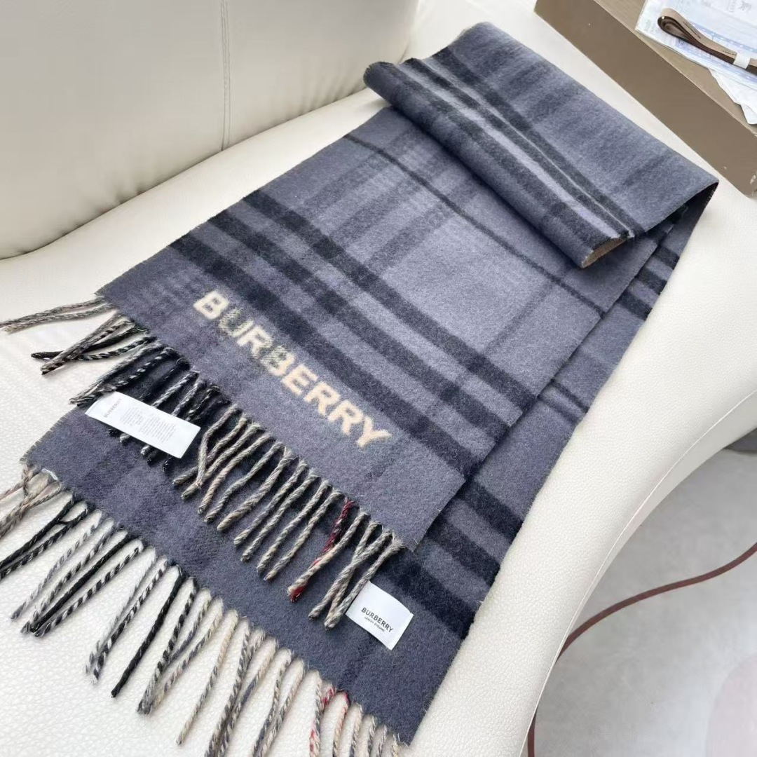 Burberry 匠心巨作。· 经典大格双面提花羊绒围巾👍完全等于2条围巾‼️品牌首席创意总监Ricca