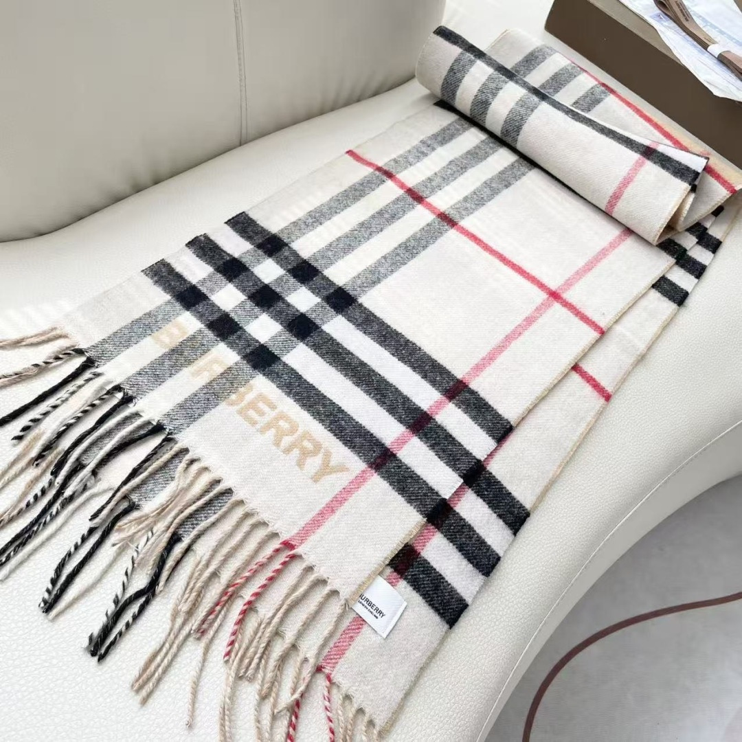 Burberry 匠心巨作。· 经典大格双面提花羊绒围巾👍完全等于2条围巾‼️品牌首席创意总监Ricca